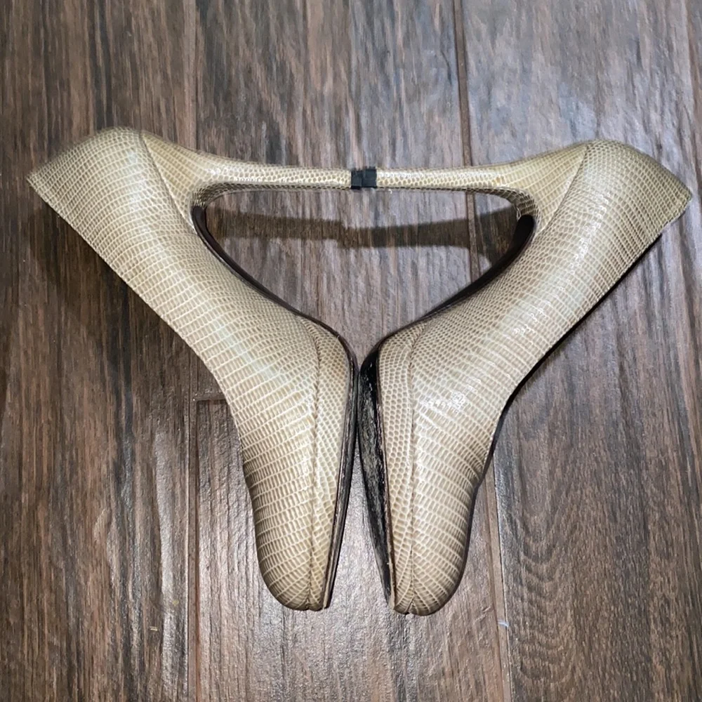 Stuart Weitzman snake embossed patent leather almost round toe pumps heels 8.5m